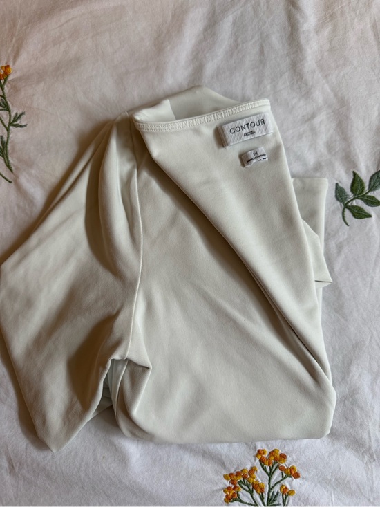 Aritzia Tops - Aritzia CONTOUR Soft Off White Long Sleeve Top